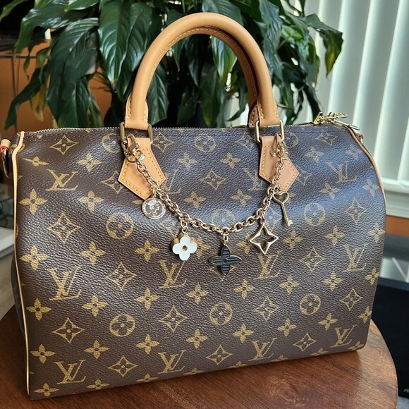 CLOVER BAG CHARM - Gold Tone ☀️ - Picture 4 of 7